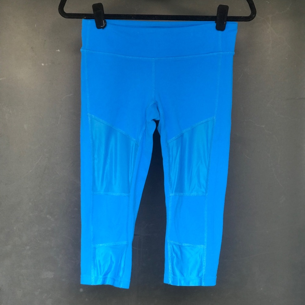 Glow Capri electric ice blue paneled leggings sz S